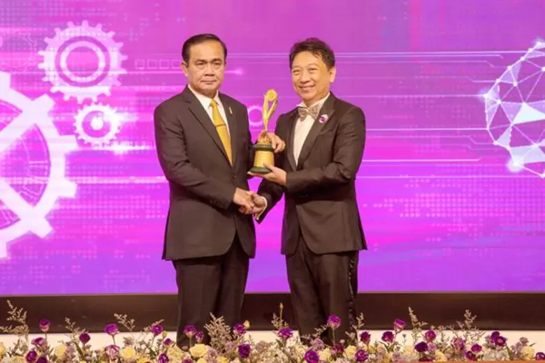 คุณกฤษดา ทรัพย์ทวยชน (ขวา) กรรมการบริหาร ...