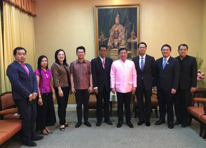 ดร.รักษ์ วรกิจโภคาทร กรรมการและผู้จัดการท...