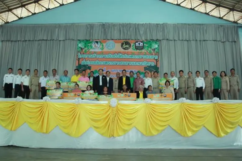 รมว.กษ. ลงพื้นที่จันทบุรี มอบเงินโครงการสร้างความเข้มแข็งฯ แก่ชาวสวนยางภาคตะวันออก