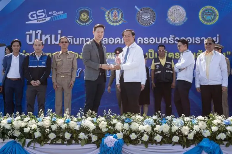 วิทวัส ชินบารมี (ซ้าย) กรรมการผู้จัดการ บ...