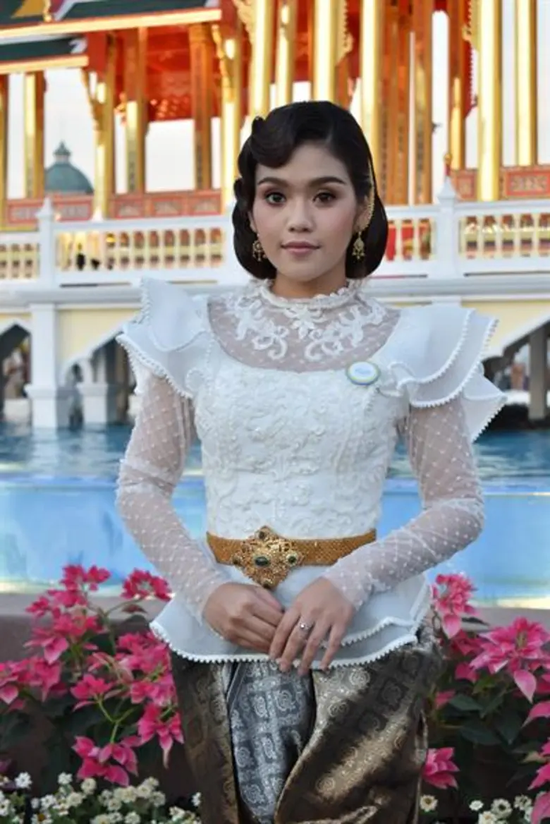 “ใบเตย” ประชัน “จ๊ะ” สวยสง่างามอย่างไทย ยกทีมสาวอาร์สยามเที่ยว “งานอุ่นไอรัก คลายความหนาว”