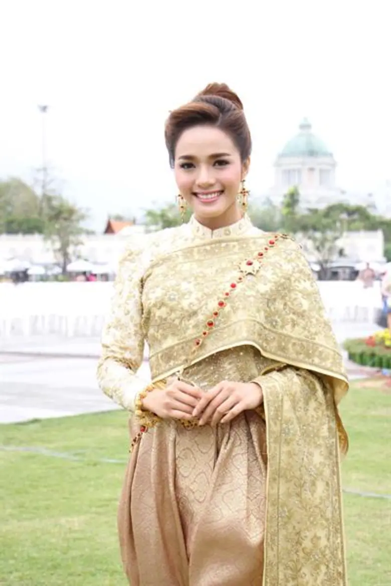 “ใบเตย” ประชัน “จ๊ะ” สวยสง่างามอย่างไทย ยกทีมสาวอาร์สยามเที่ยว “งานอุ่นไอรัก คลายความหนาว”