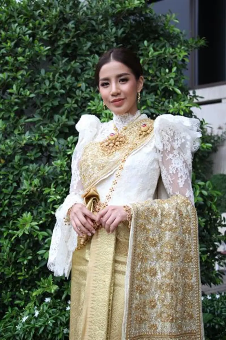 “ใบเตย” ประชัน “จ๊ะ” สวยสง่างามอย่างไทย ยกทีมสาวอาร์สยามเที่ยว “งานอุ่นไอรัก คลายความหนาว”