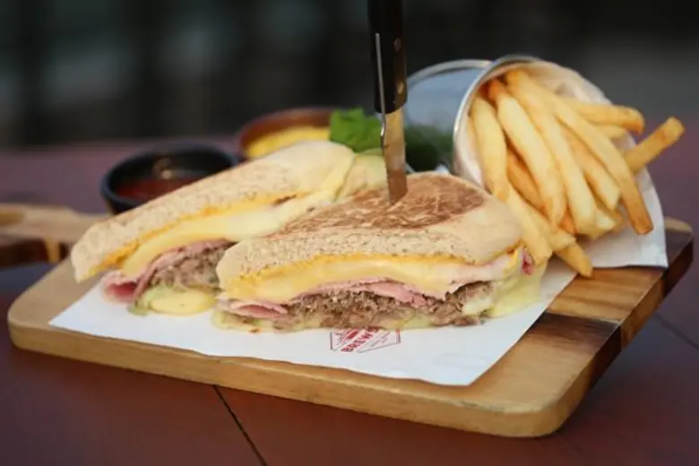 บรูสกี้ รูฟท็อป คราฟท์เบียร์ บาร์ นำเสนอเ...