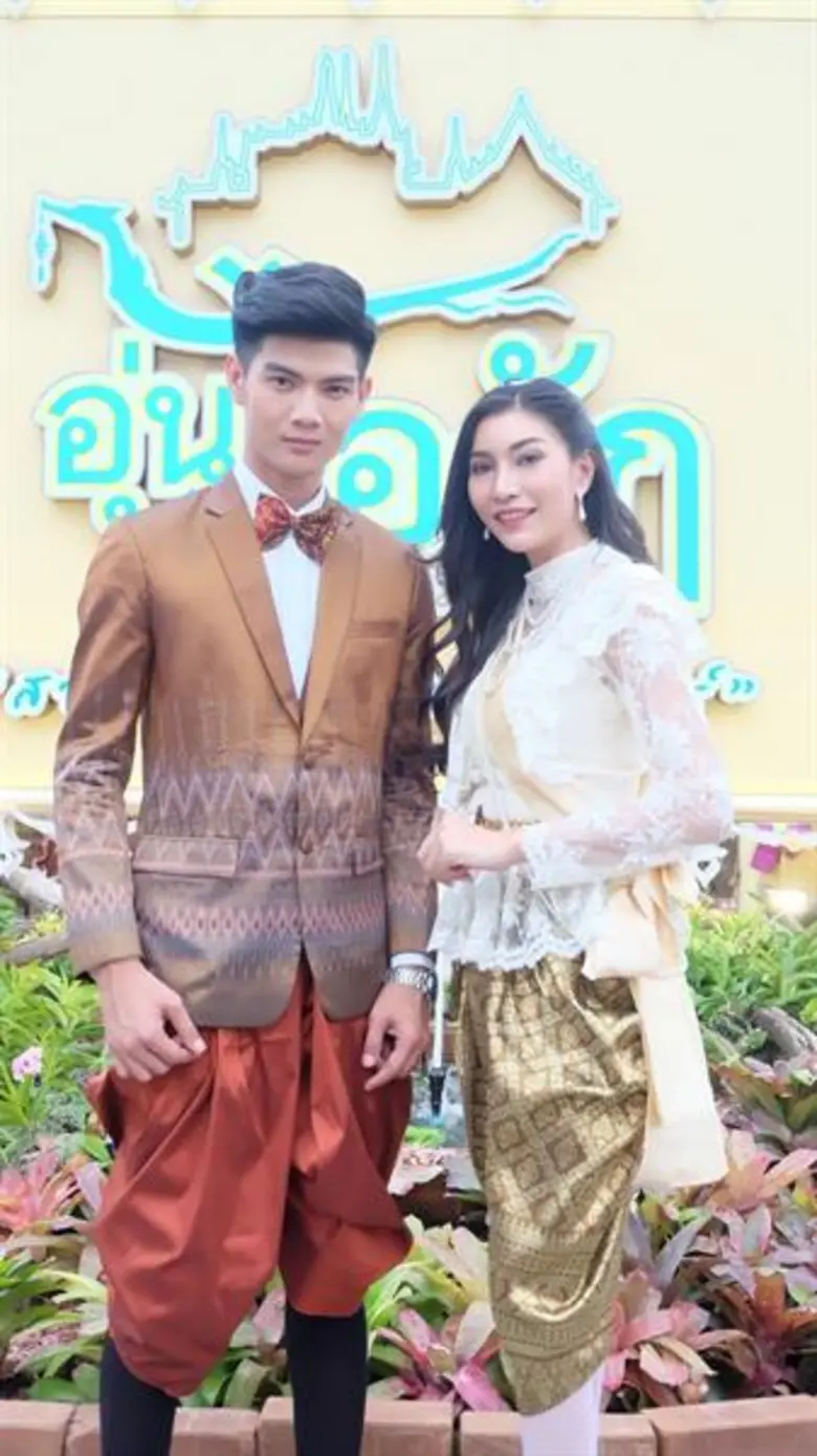 ดร.ชายแฮ็คส์ สุทธา ยกขบวนนักแสดงไอพีเอ็ม สืบสานงานวัฒนธรรมไทยในงาน “อุ่นไอรักคลายความหนาวสายน้ำแห่งรัตนโกสินทร์”