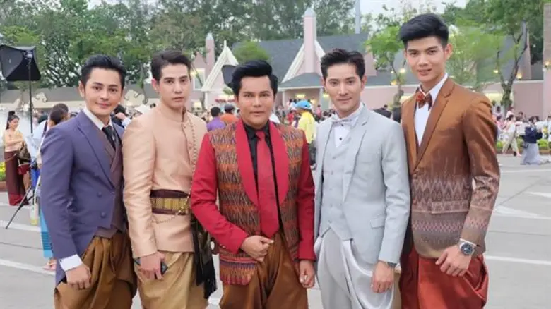 ดร.ชายแฮ็คส์ สุทธา ยกขบวนนักแสดงไอพีเอ็ม สืบสานงานวัฒนธรรมไทยในงาน “อุ่นไอรักคลายความหนาวสายน้ำแห่งรัตนโกสินทร์”