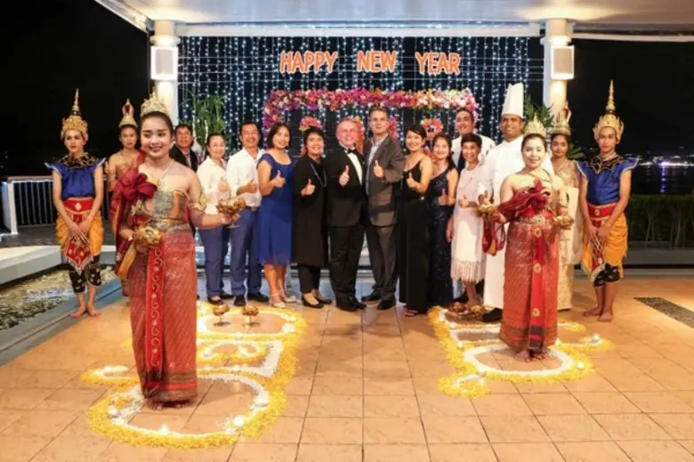 คณะผู้บริหารและหัวหน้าแผนกของโรงแรมอมารี ...