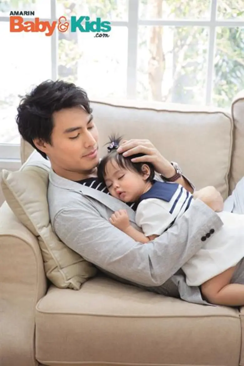 Amarin Baby & Kids ฉบับ How-To พ่อแม่ทำได้ เสริมพัฒนาการลูกรักให้ฉลาดและมีสุข พร้อมพบกับ นาวิน ต้าร์ และน้องลูก้า มาถ่ายแฟชั่นขึ้นปกโชว์ความพ่อลูกสุดน่ารัก