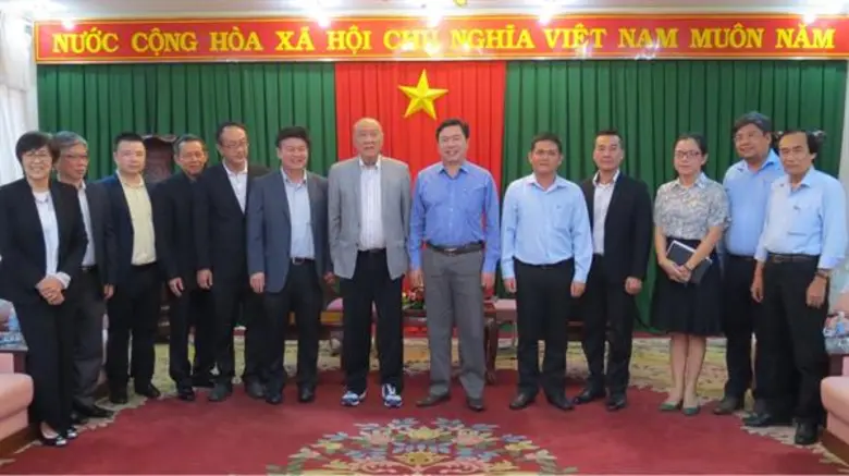 นายยุทธ ชินสุภัคกุล (ที่ 7 จากซ้าย) ประธา...