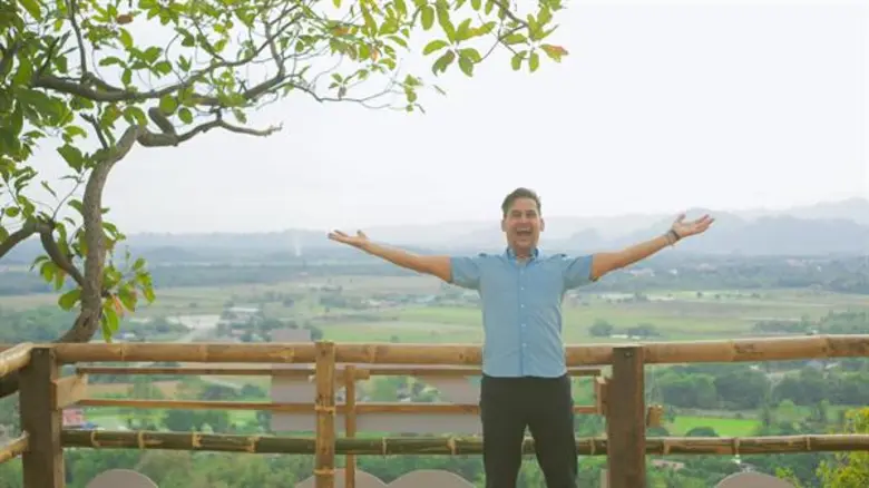 ทีวีไกด์: รายการ "หลงรักยิ้ม" แดเนียล เฟรเซอร์ หลงรักเสน่ห์แบบไทย ณ. ชุมชนท่องเที่ยว OTOP นวัตวิถี จ. สุโขทัย