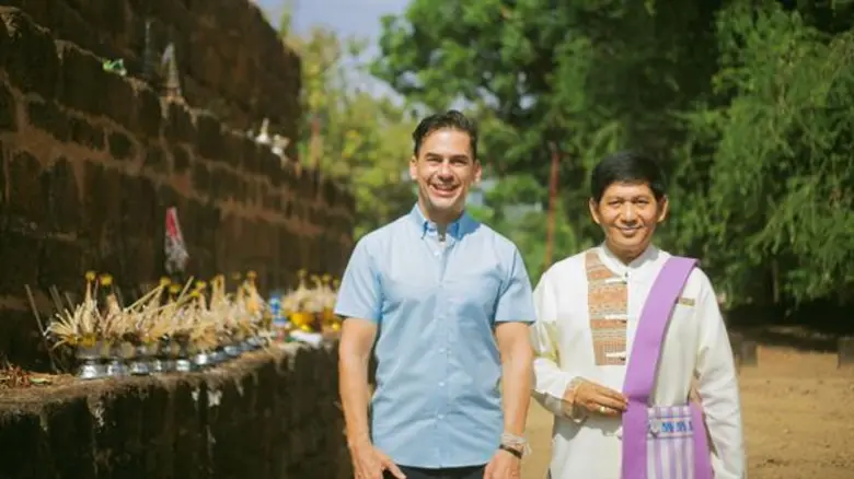 ทีวีไกด์: รายการ "หลงรักยิ้ม" แดเนียล เฟรเซอร์ หลงรักเสน่ห์แบบไทย ณ. ชุมชนท่องเที่ยว OTOP นวัตวิถี จ. สุโขทัย