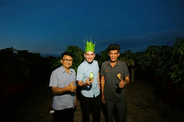 ทีวีไกด์: รายการ "หลงรักยิ้ม" แดเนียล เฟรเซอร์ หลงรักเสน่ห์แบบไทย ณ. ชุมชนท่องเที่ยว OTOP นวัตวิถี จ. สุโขทัย