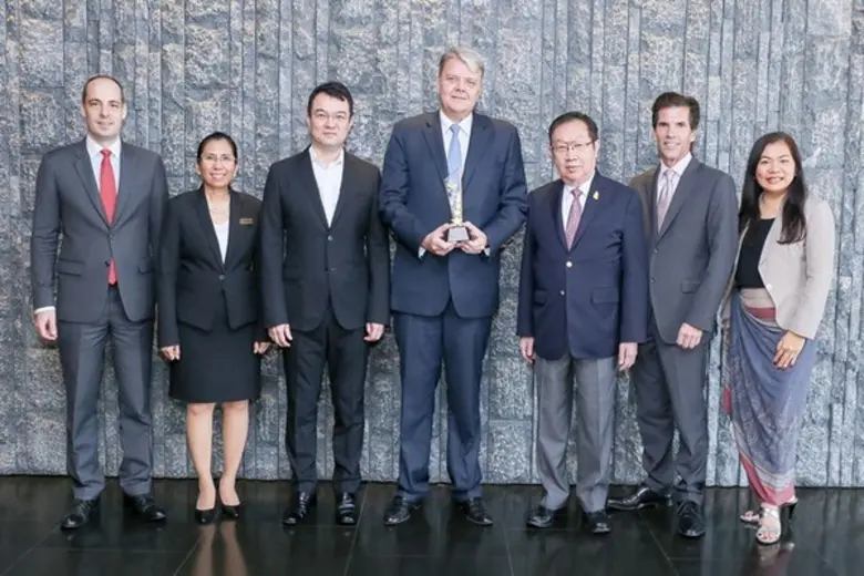 สุทธิเกียรติ จิราธิวัฒน์ (ที่ 3 จากขวา) ป...