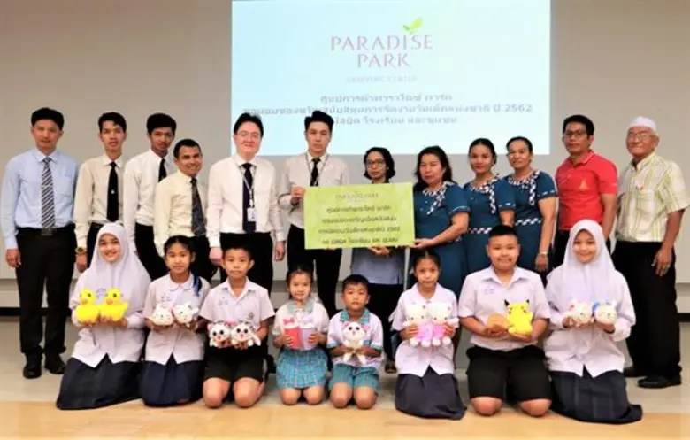 นายภัทรพล ตันติยะบุตร (ที่ 6 จากซ้าย ) รอ...