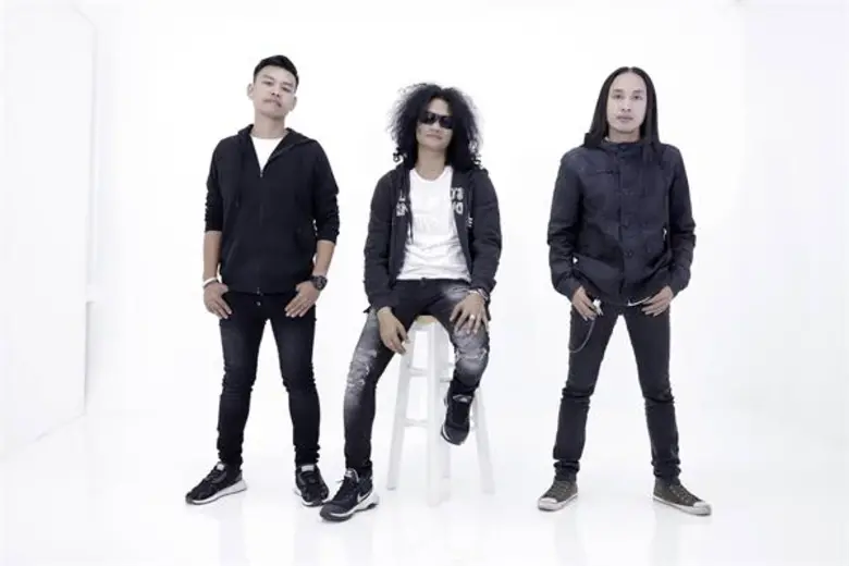 เป็นศิลปินรุ่นใหญ่ที่หันมาทำเพลงเพื่อสังค...