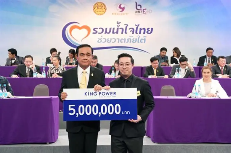 พลเอกประยุทธ์ จันทร์โอชา (ซ้าย) นายกรัฐมน...