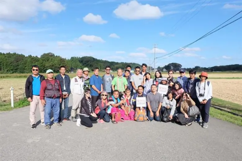 สุวิมล จิวาลักษณ์ (ยืนแถวที่ 2 ลำดับที่ 5...