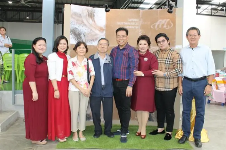 นายสมพล ธนาดำรงศักดิ์ (ที่ 4 จากขวา) กรรม...