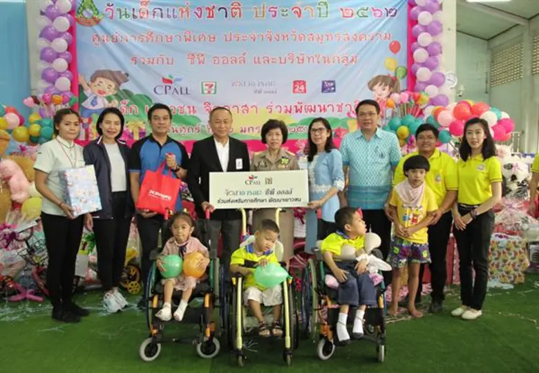 นายบัญญติ คำนูณวัฒน์ (ที่ 4 จากซ้าย) ผู้ช...