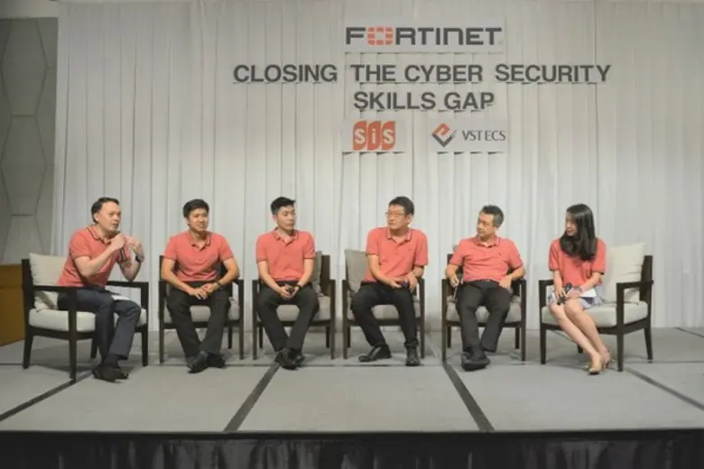 นายวิทยา จูงหัตถการสาธิต (ซ้ายสุด) Senior...