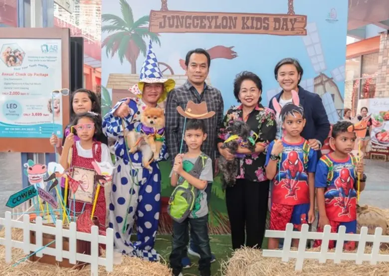 นางสาวเฉลิมลักษณ์ เก็บทรัพย์ นายกเทศมนตรี...