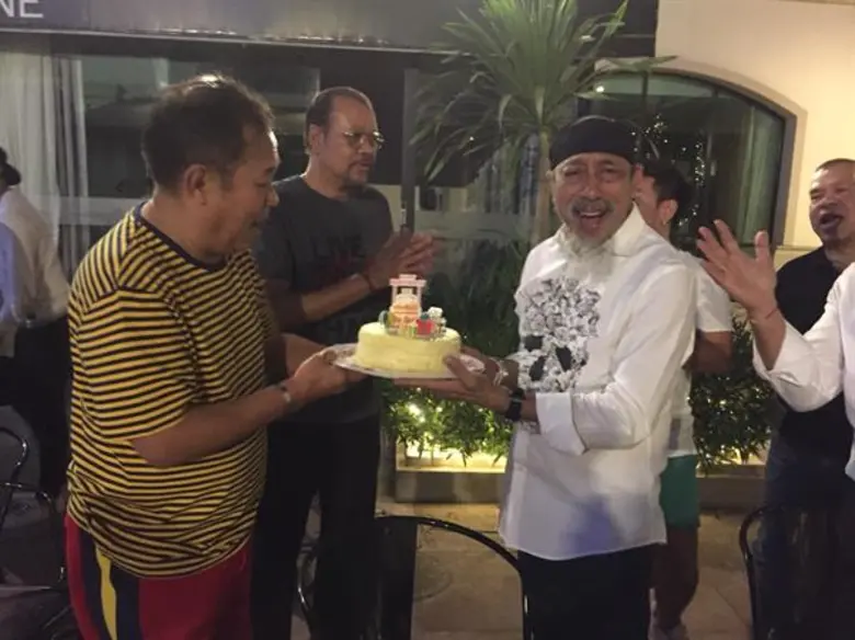 “ถั่วแระ” ปลื้ม ครอบครัว“เชิญยิ้ม” รักเหนียวแน่นทำเซอร์ไพรสซ์วันเกิด ครบ 66 ปี