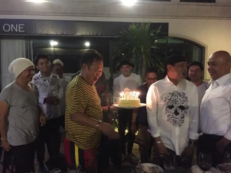 “ถั่วแระ” ปลื้ม ครอบครัว“เชิญยิ้ม” รักเหนียวแน่นทำเซอร์ไพรสซ์วันเกิด ครบ 66 ปี