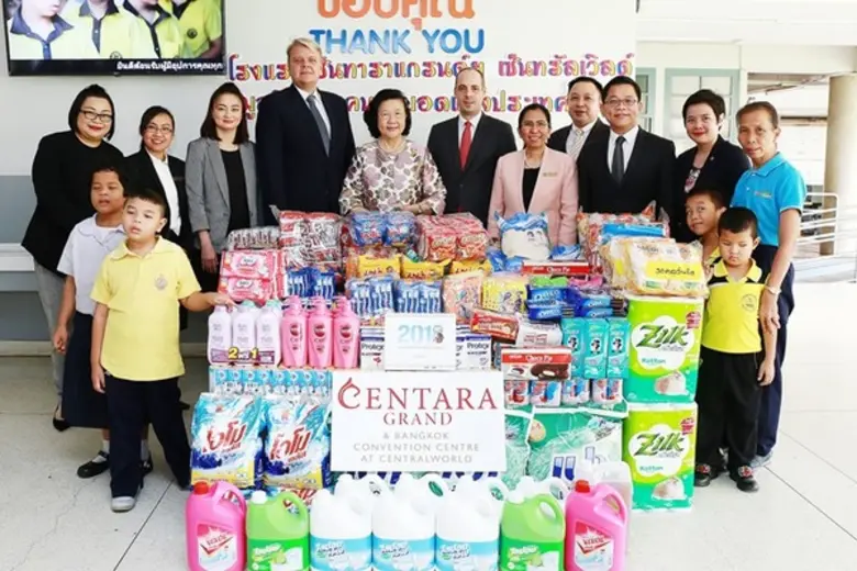 มร. โรเบิร์ต เมาเรอร์ เลิฟเลอร์ (แถวหลังท...