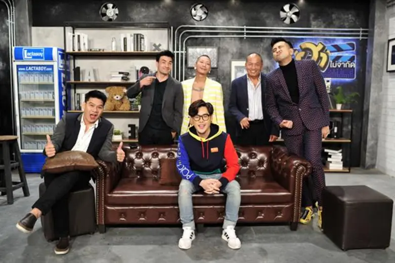 ทีวีไกด์: ซิทคอม “บริษัทฮาไม่จำกัด (มหาชน)”  “ทอม Room39” เลิกร้องเพลงรัก เปลี่ยนแนวเป็นขาแดนซ์สายย่อตาม “แจ๊ส ชวนชื่น”