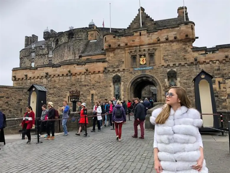 ทีวีไกด์: รายการ "หนีเที่ยวกัน"“ฟลุค&ลี” พิชิตยอดเขา สุดทึ่งปราสาทบนภูเขาไฟ!