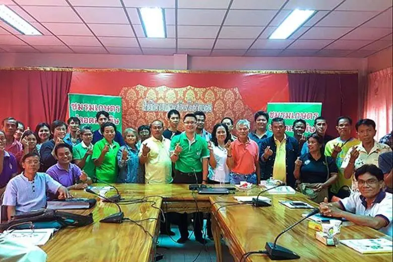 นายมนตรี บุญจรัส (กลาง) ประธานกรรมการชมรม...