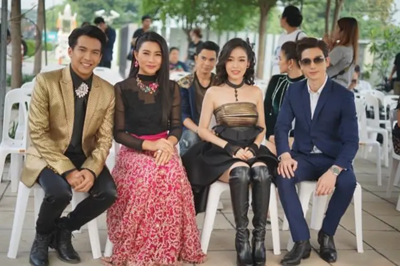 เรื่องย่อ: สาวน้อยร้อยล้านวิว