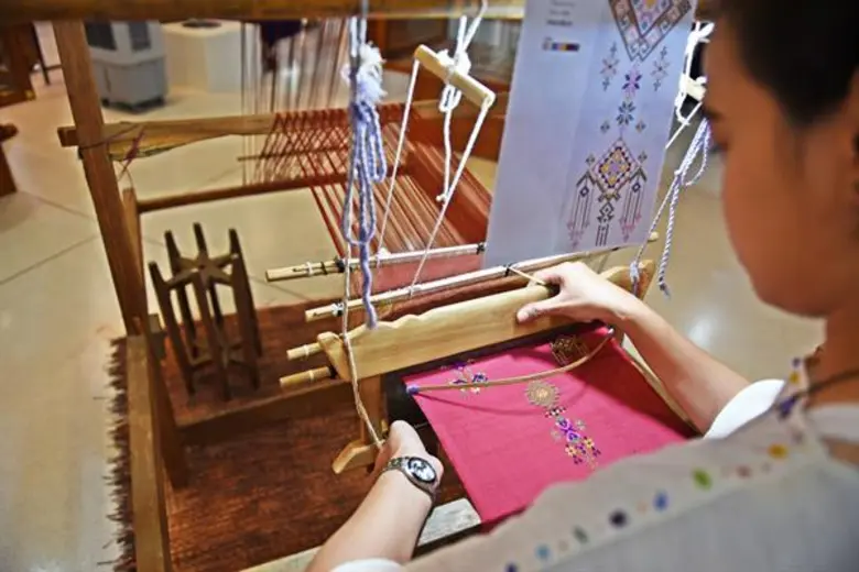 ตระการตา “ผ้าหาดเสี้ยว”...จากการสืบสานผ้าดั้งเดิม สู่การประยุกต์ร่วมสมัย พร้อมผ้าลวดลายใหม่ประยุกต์จากจก ๙ ลาย