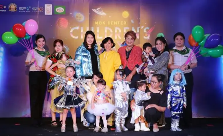 นางสาวสุกัญญา สิเด็น (ที่ 4 จากซ้าย) ผู้อ...