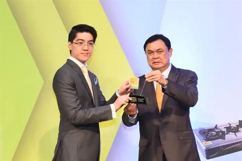 นายภัคพล เลี่ยวไพรัตน์ (ซ้ายมือ) ตัวแทนใน...