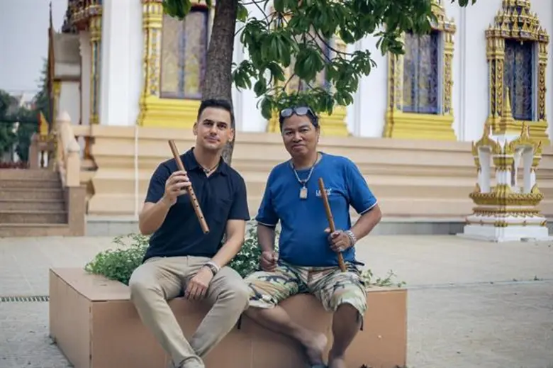 ทีวีไกด์: รายการ "หลงรักยิ้ม" “แดเนียล” พาเยือนถิ่นช่างฝีมือสืบสานอาชีพสงวนคู่คนไทย