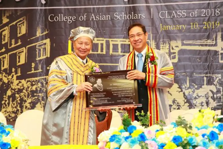 ดร.สาธิต วิทยากร (ขวา) ประธานคณะกรรมการ บ...