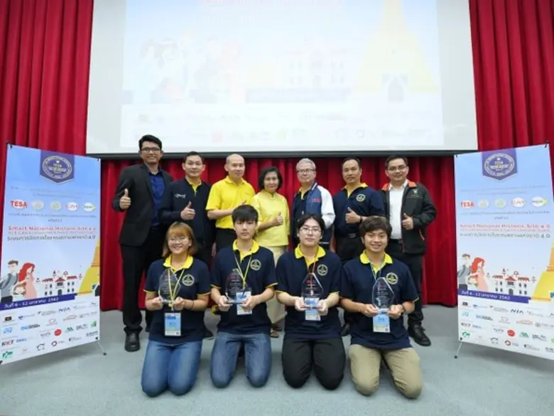 ดร.วัชระ ฉัตรวิริยะ (ที่ 3 จากขวา) นายกสมาคมสมองกลฝ...