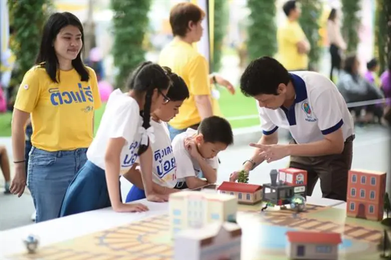 นายกฯ เปิดตัว “ติวฟรี ฉบับเต็ม” สร้างจิตอาสาดึงเด็กเก่งช่วยติวเพื่อน