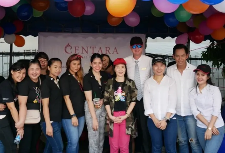 คณะผู้บริหารและพนักงานจากโรงแรมเซ็นทารา พ...