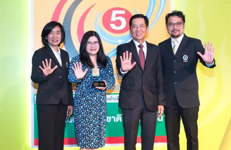 ดร.จารุรัตน์ ชัยยศบูรณะ (ที่สองจากซ้าย) ป...