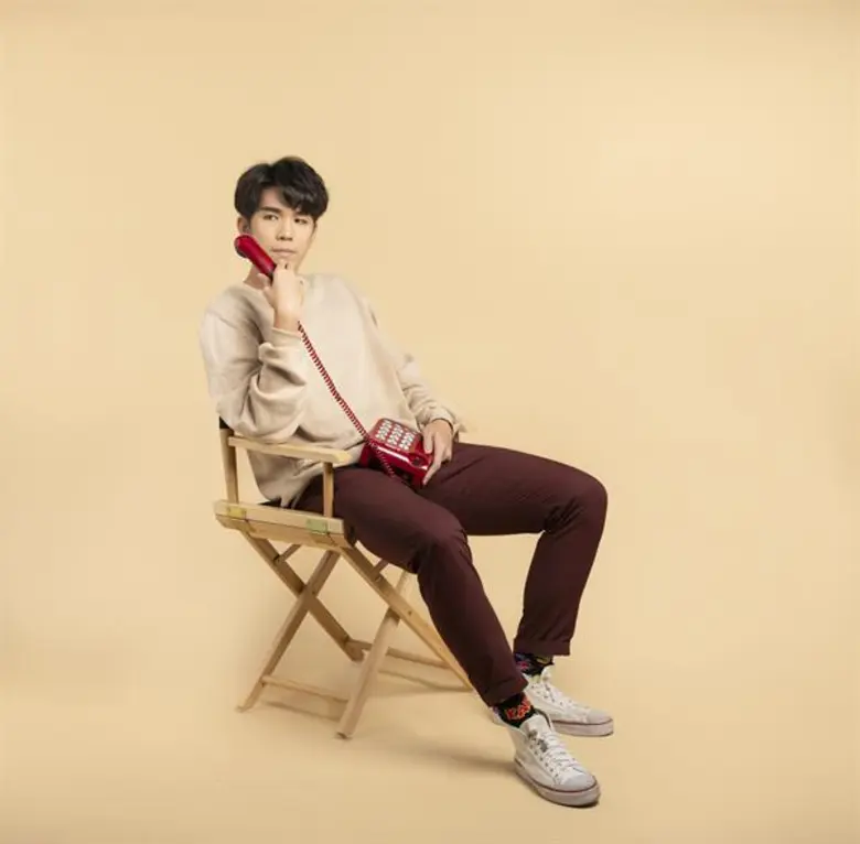 หลังจากยื่นนามบัตรแนะนำตัวใบแรกผ่านเพลง "...