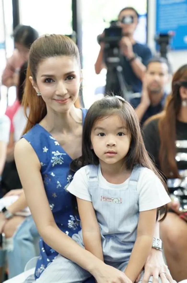 แม่โบว์ – แวนด้าจูงมือน้องมะลิ แจกความสดใสต้อนรับวันเด็ก พร้อมร่วมงานเปิดตัวแคมเปญ “เด็กธรรมดา…คือสิ่งที่สวยงาม” โดยทีเอ็มบี