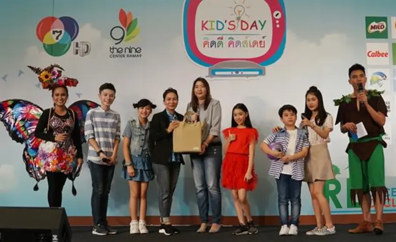 นางสาวจรูญรัตน์ สาลี ( ที่ 4 จากซ้าย) ผู้...