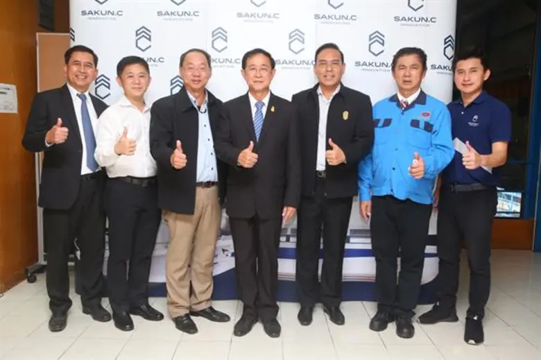 นายอาคม เติมพิทยาไพสิฐ (ที่ 4 จากซ้าย) รั...