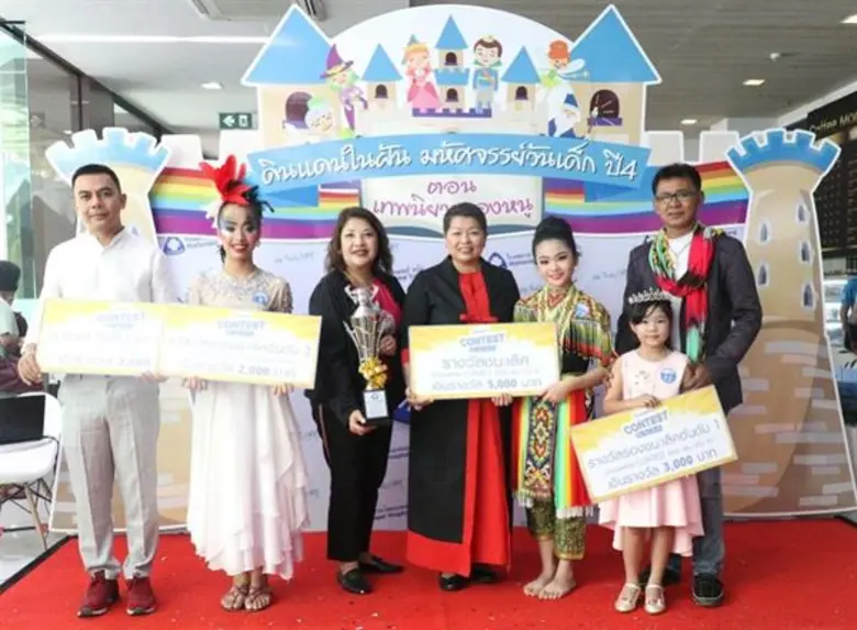 นางสาวนันทวัน ศิริโภคพัฒน์ (กลาง) ผู้อำนว...