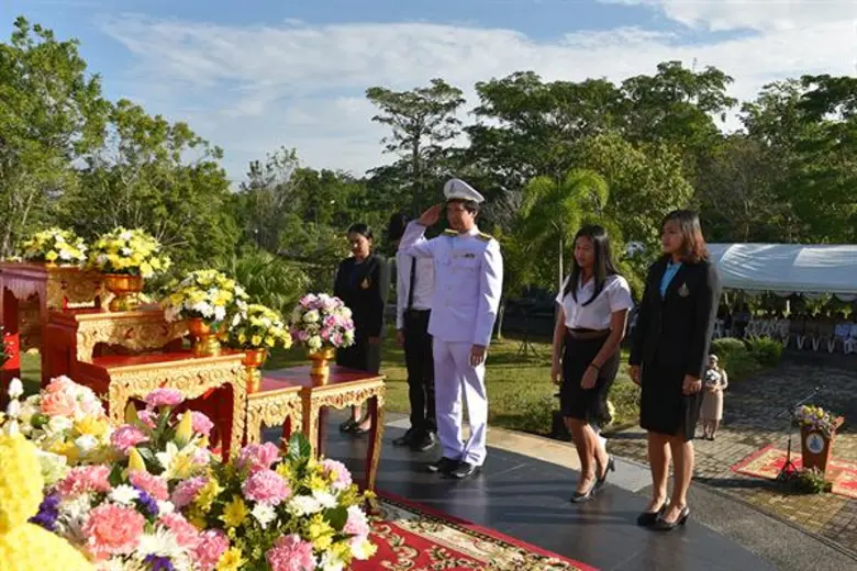 ภาพข่าว: ม.อ.ตรัง ร่วมวางพานพุ่มดอกไม้ “วันพ่อขุนรามคำแหงมหาราช” ประจำปี 2562