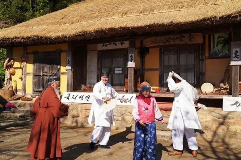 ทีวีไกด์: รายการ "สมุดโคจร On The Way" เหินเวหา ชมทิวทัศน์มุมสูง สวมฮันบก สัมผัสวิถีเกาหลีดั้งเดิม