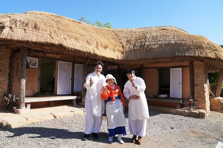 ทีวีไกด์: รายการ "สมุดโคจร On The Way" เหินเวหา ชมทิวทัศน์มุมสูง สวมฮันบก สัมผัสวิถีเกาหลีดั้งเดิม