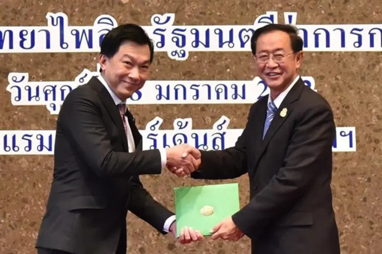 นายสุเมธ ดำรงชัยธรรม (ซ้าย) กรรมการผู้อำน...